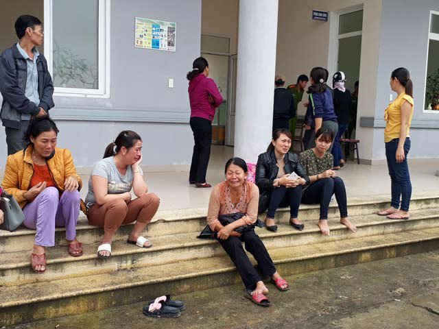 Người nhà nạn nhân đau buồn ngồi trước bệnh viện