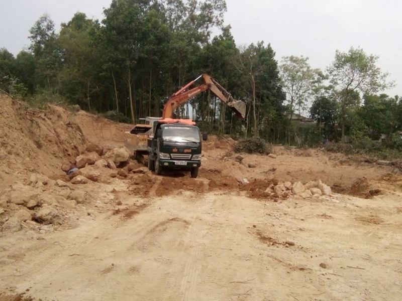 Tại Núi Văn Trinh, xã Quảng Hợp đang diễn ra thực trạng cải tạo đất đồi trái phép.