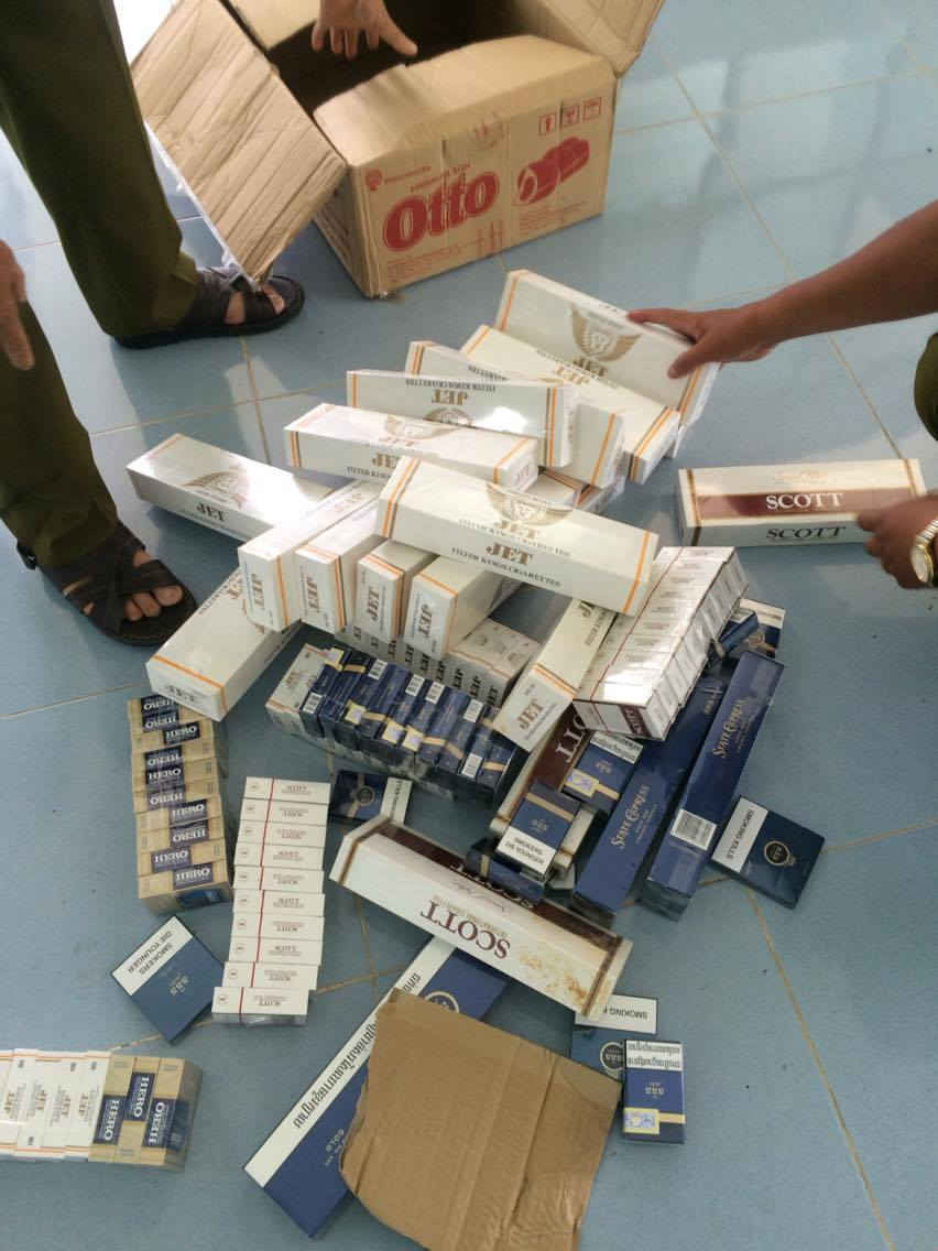 Lực lượng QLTT kiểm tra Cơ sở kinh doanh tạp hóa tại chợ Liên Hương, huyện Tuy Phong, phát hiện tại cơ sở đang kinh doanh 296 bao thuốc lá điếu nhập lậu