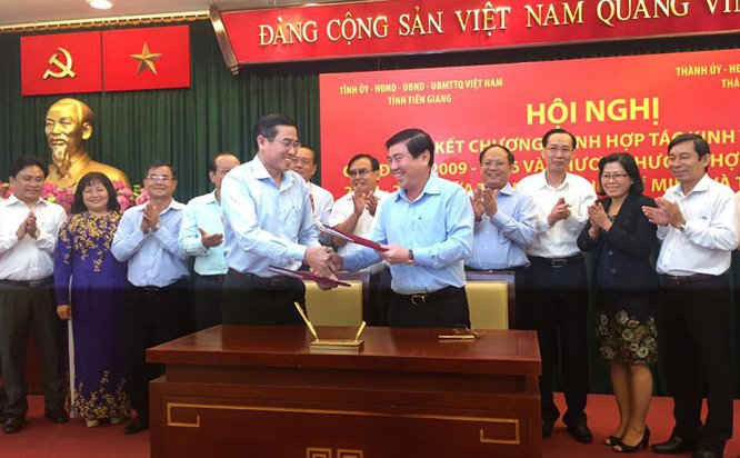 Chủ tịch UBND TP.HCM Nguyễn Thành Phong và Chủ tịch UBND tỉnh Tiền Giang Lê Văn Hưởng ký kết  Thỏa thuận hợp tác phát triển kinh tế - xã hội giai đoạn 2017 - 2020