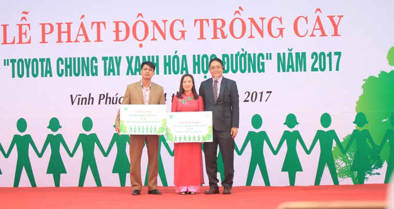 Ông Toru Kinoshita trao tặng bảng tượng trưng cho đại diện trường THCS Vĩnh Yên và đại diện trường THCS Tam Dương (TP.Vĩnh Yên, tỉnh Vĩnh Phúc)