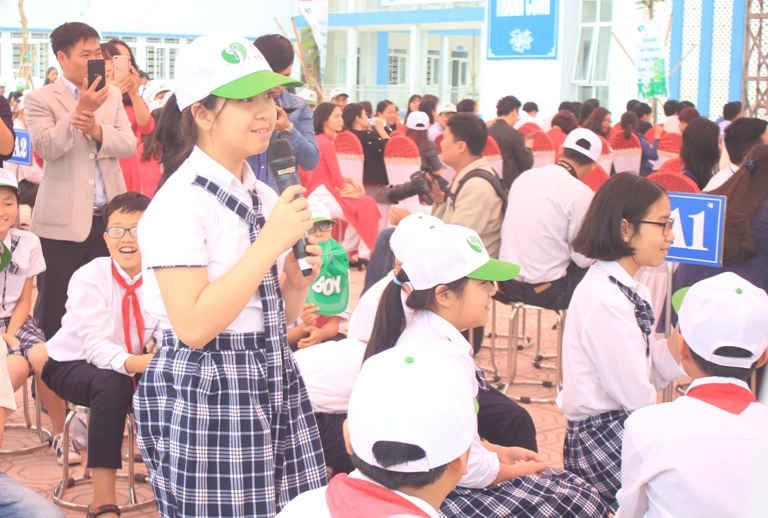 Em Nguyễn Hương Giang, học sinh lớp 6A1 trường THCS Vĩnh Yên giao lưu với Hoa hậu Phạm Thùy Trang tại buổi lễ