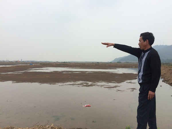 Ông Nguyễn Viết Hoa đang chua sót chỉ cánh đồng NTTS gắn bó với mình hơn 20 năm qua nay bị UBND xã thu hồi trắng để giao cho người khác