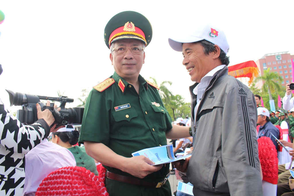 Thứ trưởng Bộ Quốc phòng Nguyễn Chí Vịnh tặng quà cho các nạn nhân bom mìn ở Quảng Nam