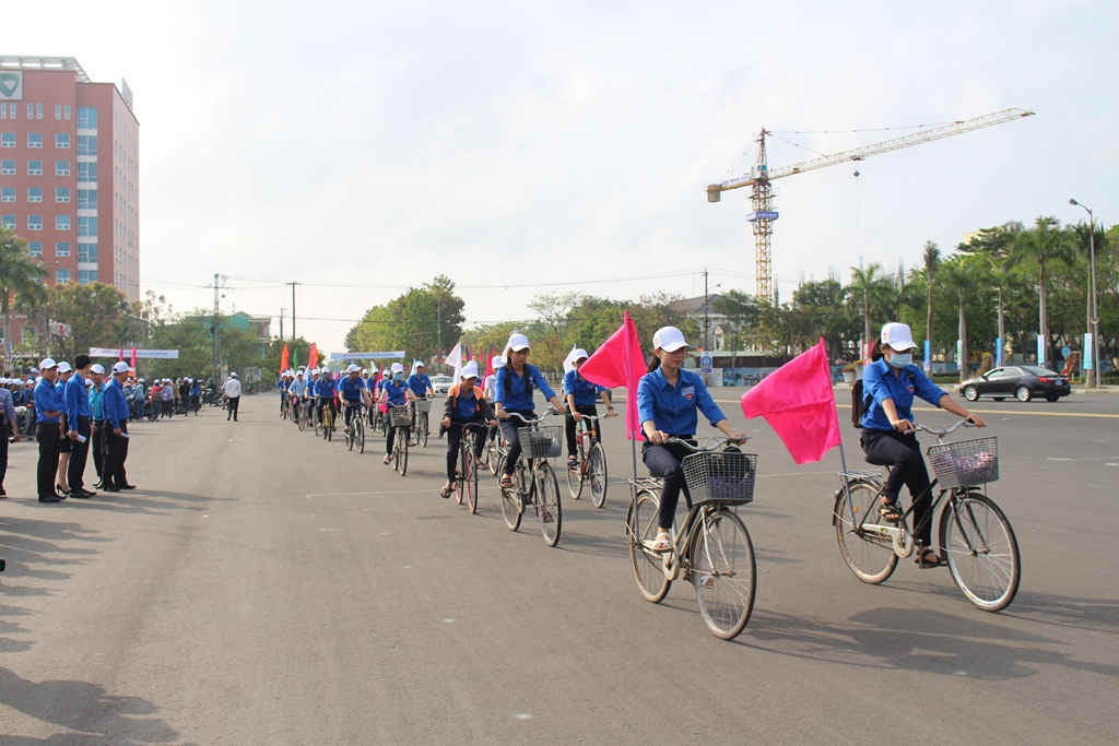 Hơn 2.000 chiến sĩ, học sinh, sinh viên trong tỉnh Quảng Nam đã đạp xe diễu hành quanh TP. Tam Kỳ nhằm hưởng ứng Ngày thế giới phòng chống bom mìn 4/4