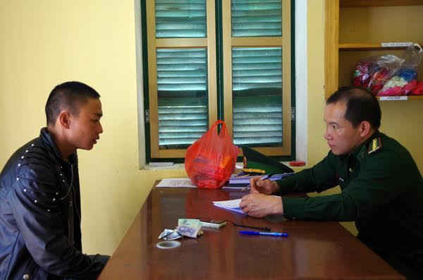 Đối tượng Giàng A Dơ bị bắt giữ khai báo tội lỗi tại Đồn biên phòng Bát Xát. Ảnh Biên phòng Lào Cai