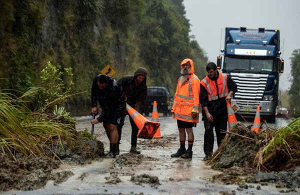 Lở đất do mưa lớn gây ra bởi bão Debbie xảy ra ở con đường chính giữa Napier và Taupo trên Đảo Bắc của New Zealand vào ngày 5/4/2017. Ảnh: SNPA / Sarah Lord / qua REUTERS
