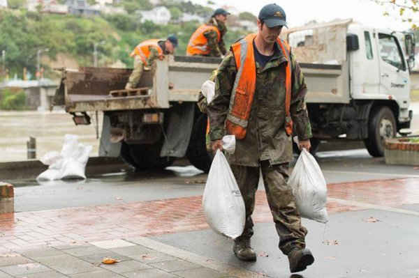 Các nhân viên phòng vệ New Zealand chuẩn bị cho trận lụt sau cơn bão Debbie tại Whanganui, New Zealand vào ngày 5/4/2017. Ảnh: Lực lượng phòng vệ New Zealand / Chad Sharman / REUTERS