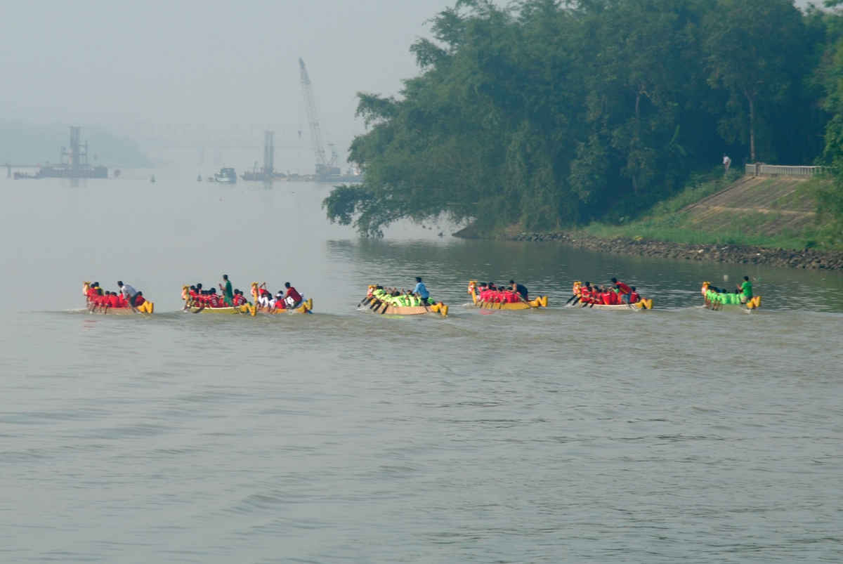 Các tay đua tranh tài trên sông Thạch Hãn, trước nhà Cố Tổng Bí thư Lê Duẩn