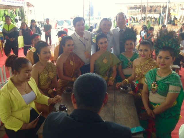 Một đoàn đến từ Campuchia tham gia Lễ hội Bánh Dân gian Nam bộ.