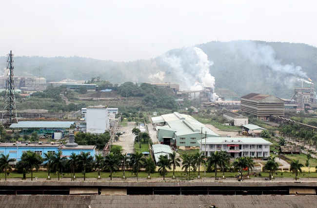 Hoạt động bằng công nghệ lạc hậu của các nhà máy trong KCN Tằng Loỏng đang làm ô nhiễm môi trường thêm trầm trọng.