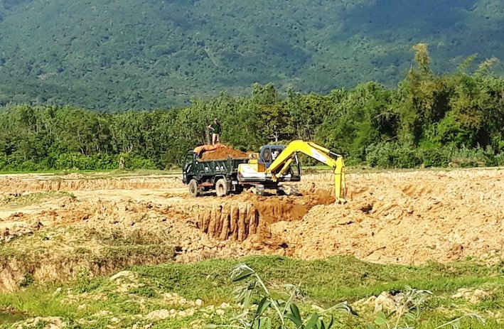 Lợi dụng phương án cải tạo đồng ruộng ở khu Đồng Gai, xã Cát Trinh (huyện Phù Cát) để khai thác đất làm đất sét.