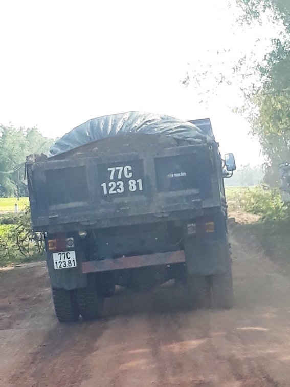 Xe chở đất không che chắn, gây ô nhiễm ở thôn Phú Nhơn, xã Cát Trinh (huyện Phù Cát).