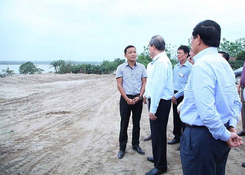 Chủ tịch Ủy ban Trung ươn MTTQ Việt Nam Nguyễn Thiện Nhân khảo sát thực tế các điểm khai thác cát tại các xã Hồng Hà và Cẩm Đình.