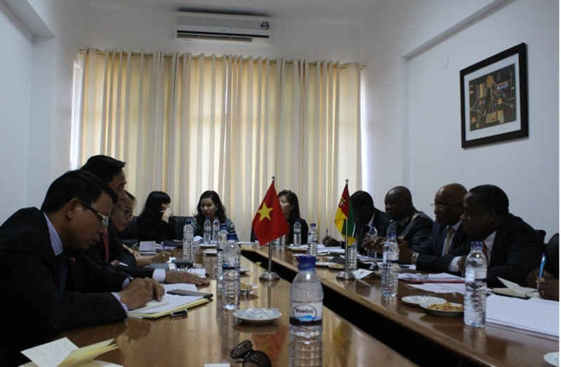 Đoàn Cục Đối ngoại, Bộ Công an Việt Nam trong buổi Hội đàm với Bộ Nội vụ Mozambique  sáng 3/4/2017