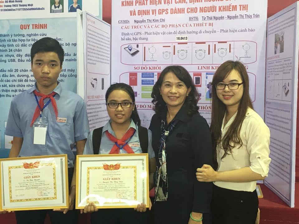 Hai em tại cuộc thi Khoa học Kỹ thuật học sinh trung học năm 2016-2017 tỉnh Thừa Thiên Huế