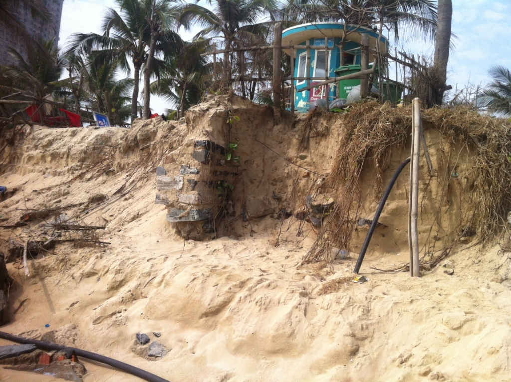 Sóng biển đã cuốn trôi một số kết cấu bê tông, hoặc làm trơ gốc của hàng dừa chạy dọc bãi biển trước đây cách mép nước hàng chục mét