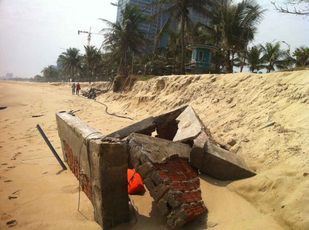 Bờ biển Đà Nẵng bị sạt lở nghiêm trọng gây tác động lớn đến ngành du lịch địa phương