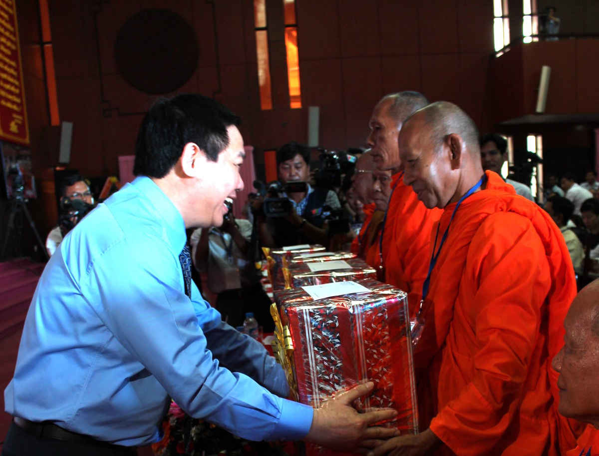 Phó Thủ tướng Chính phủ, Vương Đình Huệ tặng quà Tết Chol Chnăm Thmay cho đồng bào dân tộc  