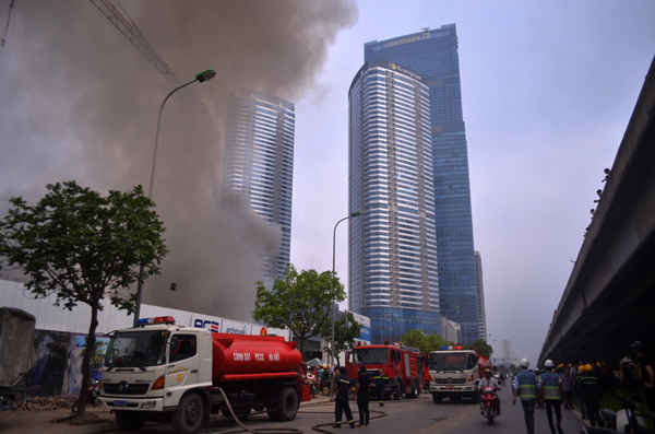 Vụ cháy lớn xảy ra vào khoảng 13h30 tại kho hàng trên đường Phạm Hùng (Hà Nội)