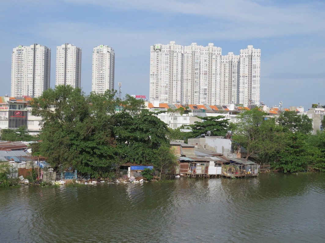  Hàng trăm ngàn m2 đất công cộng đã được hợp thức hóa sai đối tượng bằng 300 phôi sổ đỏ giai đoạn 1994-1995 tại phần đất sát tường rào DA nhà ở Him Lam, phường Tân Hưng, quận 7. 