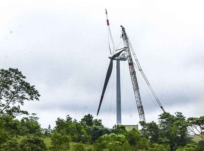 Tua-bin điện gió đầu tiên của dự án Nhà máy điện gió Hướng Linh 2 đã lắp đặt xong và sẵn sàng hoạt động