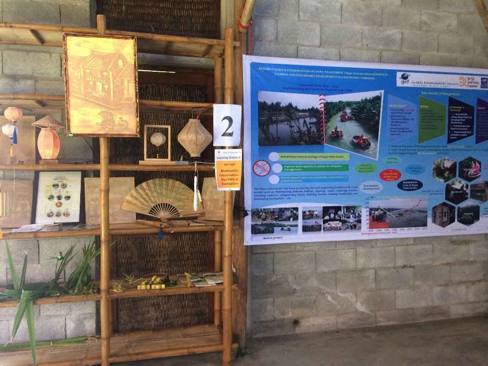 Các sản phẩm bằng giấy làm từ dừa nước Cẩm Thanh được trưng bày tại Nhà cộng đồng xã Cẩm Thanh 