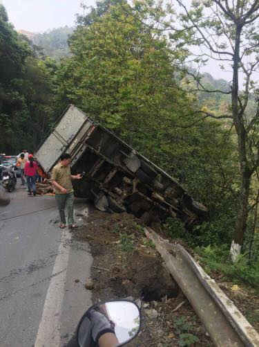 Một chiếc xe đầu kéo bị tai nạn giao thông trên quốc lộ 4D Lào Cai - Sa Pa làm gián đoạn giao thông một thời gian lên vùng du lịch Sa Pa chiều ngày 8/4/2017.