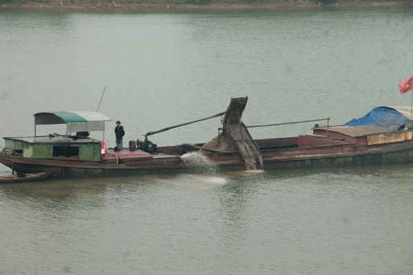 Một thuyền nốc khai thác cát trái phép tại xã Thanh Đồng