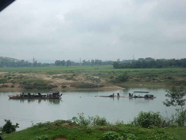 Hai nốc khai thác rầm rộ tại sông Lam giáp ranh giữa Cát Văn (Thanh Chương) và Trung Sơn (Đông Lương)