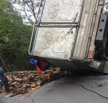 Hiện trường chiếc xe tải mất lái lao xuống vệ quốc lộ 4D Lào Cai - Sa Pa ở khu vực Km 16 đã phải dừng lại không lao xuống vực sâu được nữa vì hệ thống hộ đường giữ chân lại.