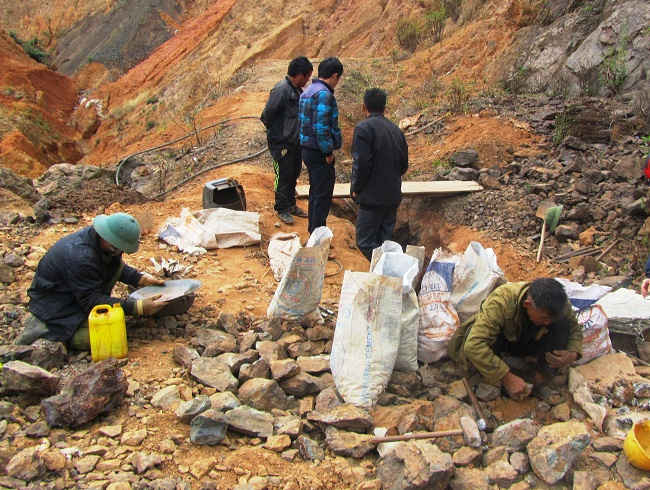Nạn “Vàng tặc” hiện vẫn diễn biến phức tạp tại điểm mỏ Háng trợ, xã Phì Nhừ, huyện Điện Biên Đông và chưa có biện pháp ngăn chặn 