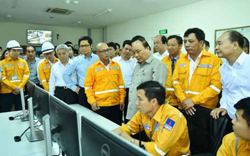 Ông Đỗ Phạm Hồng Minh – Phó Giám đốc Công ty báo cáo Thủ tướng Nguyễn Xuân Phúc chi tiết  về hệ thống điều khiển, vận hành công trình khí
