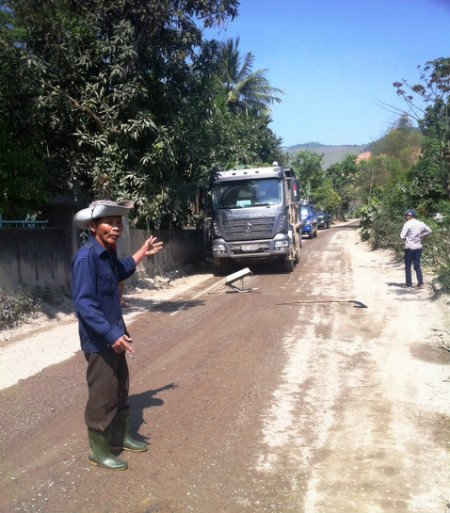 Người dân thôn Phước Thuận liên tục chặn xe trong những ngày qua