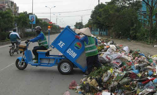 Tình trạng tập kết rác bừa bãi vẫn xảy ra ở khu vực ngoại thành
