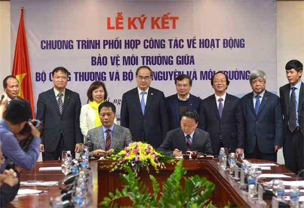 Bộ trưởng Bộ TN&MT Trần Hồng Hà và Bộ trưởng Bộ Công Thương Trần Tuấn Anh ký kết “Chương trình phối hợp công tác về ứng phó với BĐKH, quản lý tài nguyên và bảo vệ môi trường trong hoạt động sản xuất công nghiệp và thương mại giai đoạn 2017 - 2020”