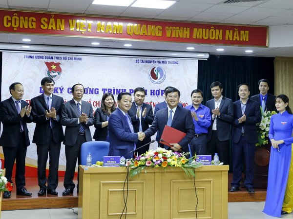 Bộ trưởng Bộ TN&MT Trần Hồng Hà và Bí thư thứ nhất T.Ư Đoàn Lê Quốc Phong ký kết chương trình phối hợp trong lĩnh vực tài nguyên môi trường giai đoạn 2017-2022.