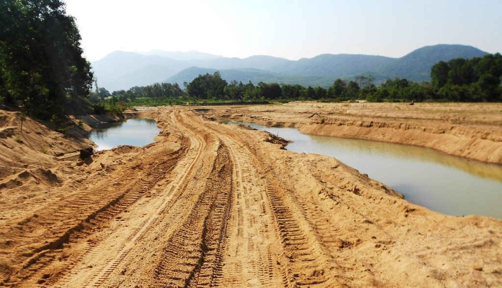 Lòng sông La Tinh đoạn chảy qua thôn Vạn Thái, xã Mỹ Tài (huyện Phù Mỹ) trở nên tan hoang sau thời gian dài Công ty TNHH Xây dựng Hoàng Khiêm đưa phương tiện cơ giới vào khai thác.