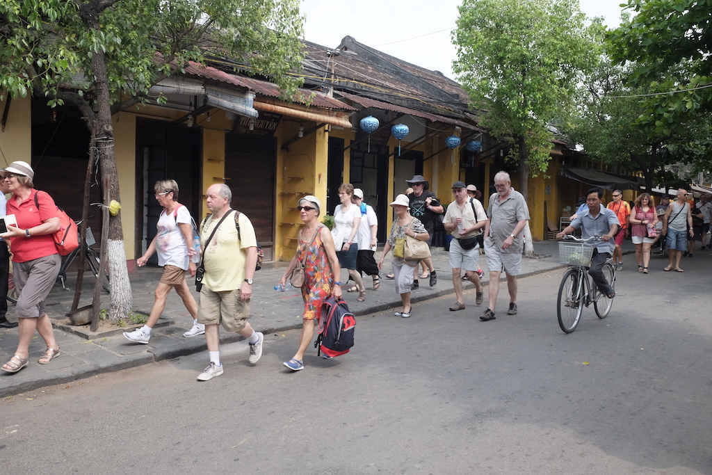 Những du khách đầu tiên đặt chân trên tuyến đi bộ mà Thành phố Hội An khai trương sáng 12/4