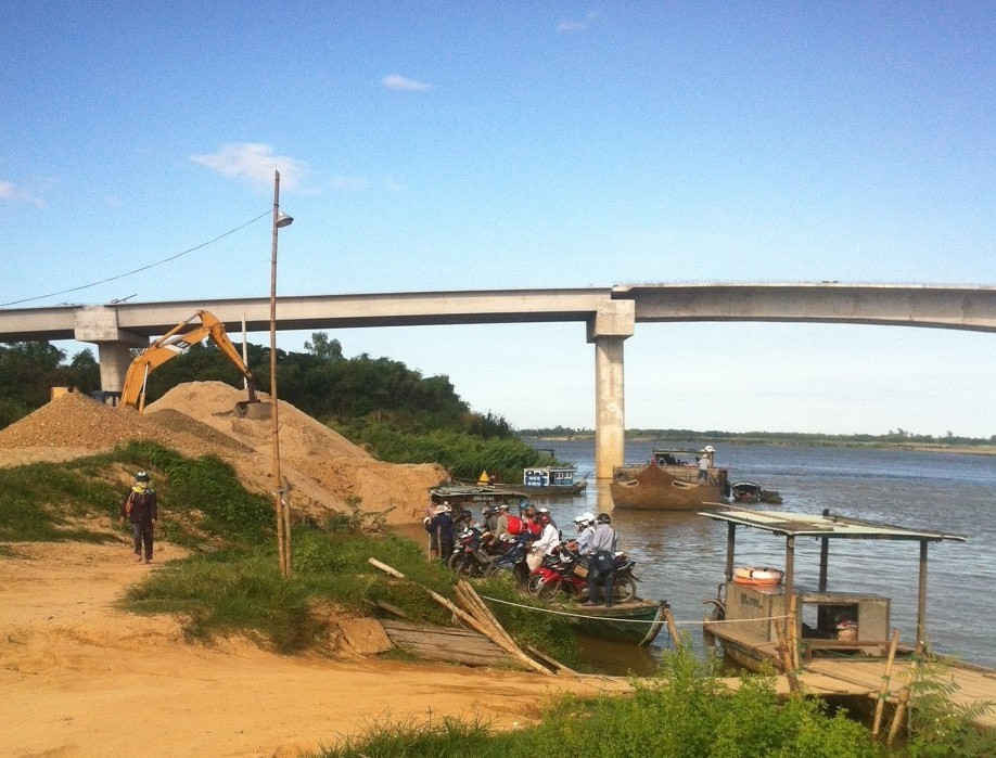 Công ty Hùng Sơn ngang nhiên khai thác cát và tập kết bến bãi trái phép ngay tại bến đò ngang thôn Giao Thủy- Đại Hòa