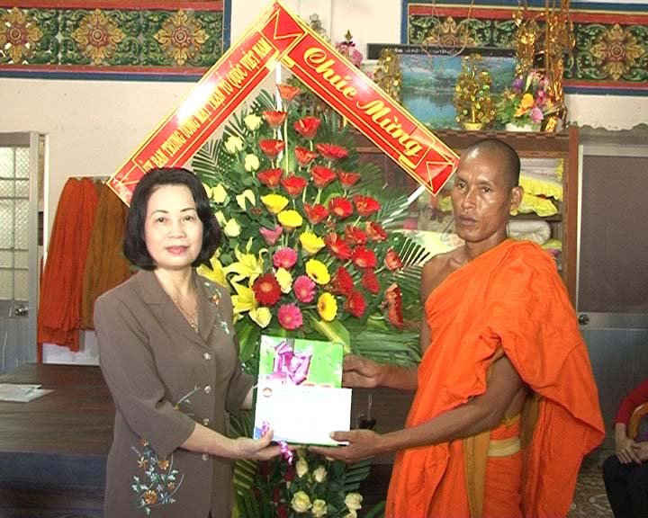 Phó Chủ tịch Ủy ban Trung ương Mặt trận Tổ quốc Việt Nam Bùi Thị Thanh tặng quà cho đại diện Chùa Cao Dân