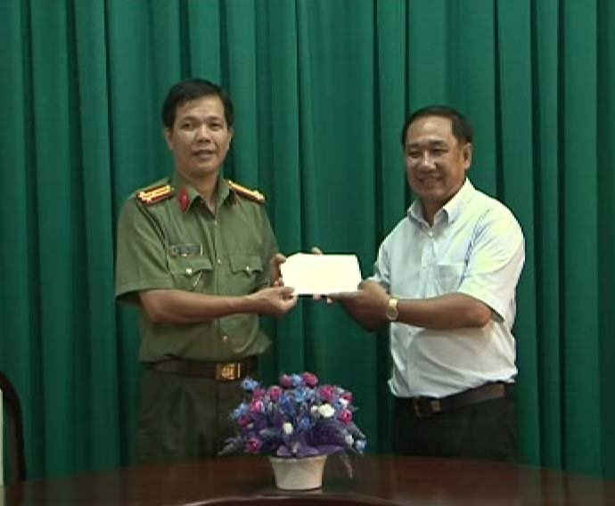 Đại diện Ban Dân tộc tỉnh Cà Mau trao quà cho địa diện Trường Văn hóa II thuộc Bộ Công an