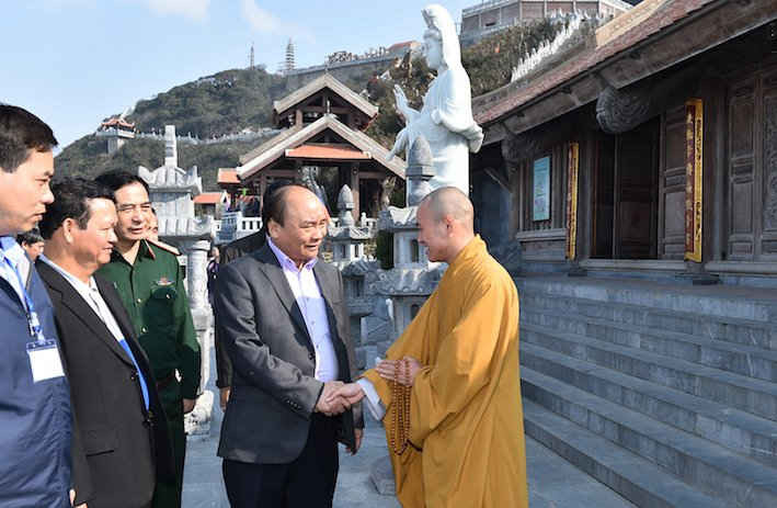 Thủ tướng thăm hỏi trụ trì của Bích Vân Thiền Tự trên dãy Hoàng Liên Sơn.