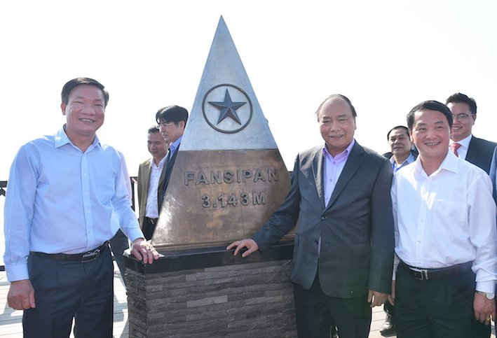 Thủ tướng Nguyễn Xuân Phúc và đoàn công tác thăm đỉnh Fansipan ở độ cao 3.143 m.