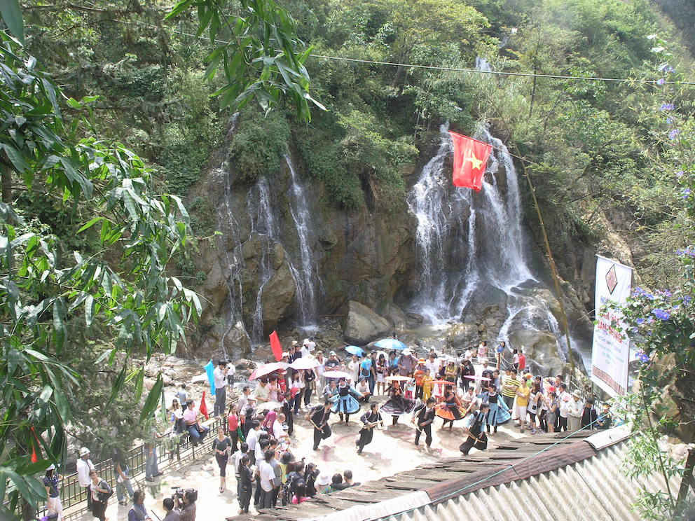 Biểu diễn văn nghệ phục vụ khách du lịch thăm danh thắng thác nước Cát Cát ( Sa Pa ).