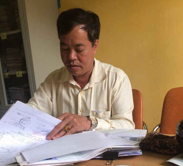 Ông Nguyễn Văn Tốt, Chủ tịch UBND xã Hoằng Yến đang trao đổi với PV