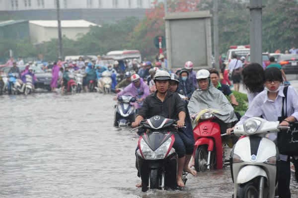 Mưa lớn gây úng ngập ở Hà Nội. Ảnh: Hoàng Minh