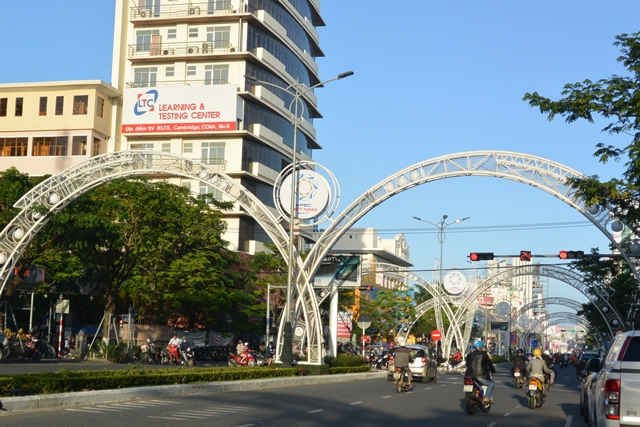 Sở Văn hóa và Thể thao Đà Nẵng yêu cầu các cơ quan, đơn vị liên quan sử dụng khẩu hiệu tuyên truyền Năm APEC 2017 đúng theo quy định khẩu hiệu tiếng Việt có kèm theo tiếng Anh