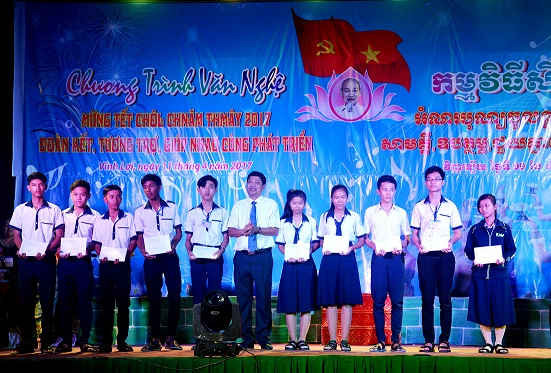 Ông Vương Phương Nam, Phó chủ tịch UBND tỉnh trao học bổng cho học sinh Khmer nghèo, vượt khó.