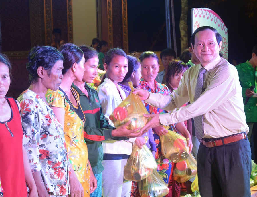 Ông Quảng Trọng Ninh, Chủ tịch UBMTTQVN tỉnh, Trưởng ban Dân vận Tỉnh uỷ  tặng quà cho các hộ nghèo Khmer.